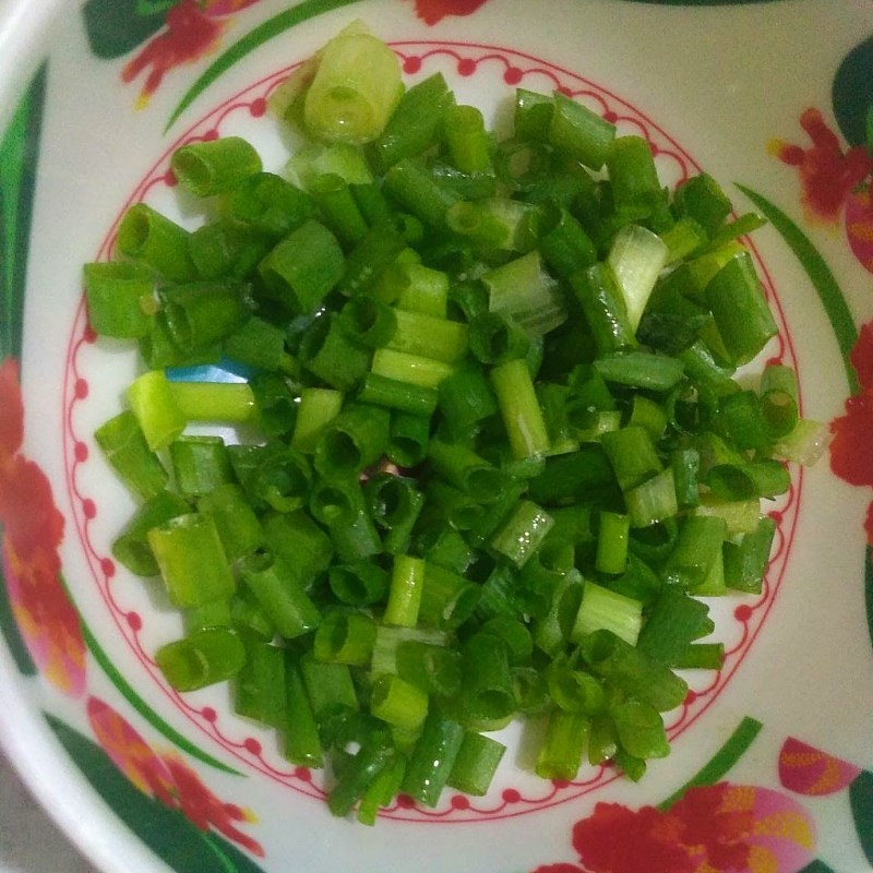 Tỉa cà rốt thành hình hoa đẹp mắt cho canh cà rốt