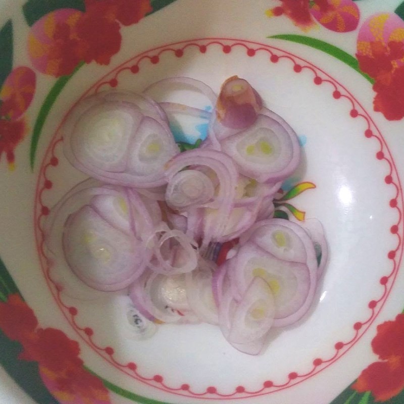 Cà rốt đã được tỉa hoa và cắt lát sẵn sàng chế biến món canh
