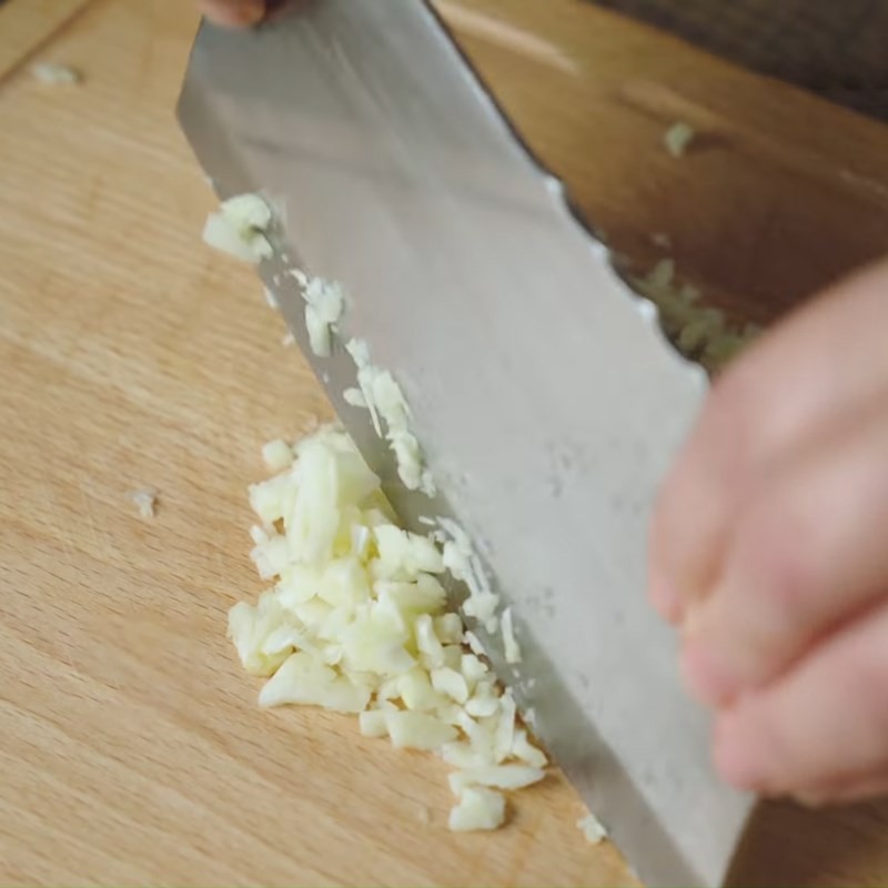 Tỏi băm nhuyễn và ngò ôm đã cắt nhỏ để chuẩn bị nấu canh kim chi cá hồi