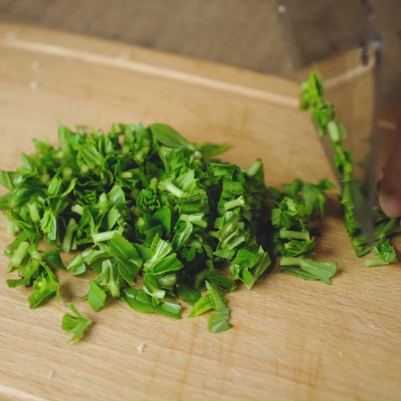 Kim chi cải thảo được cắt khúc vừa ăn để nấu canh