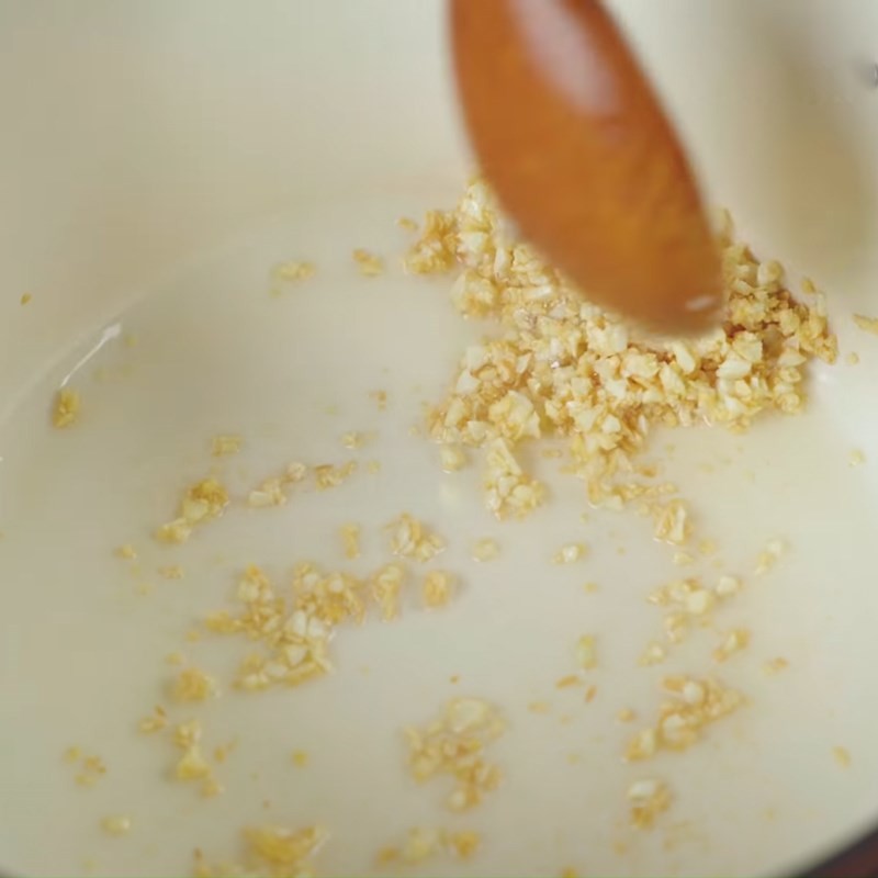 Tỏi phi vàng giòn, thơm lừng sẵn sàng cho các bước nấu canh kim chi tiếp theo