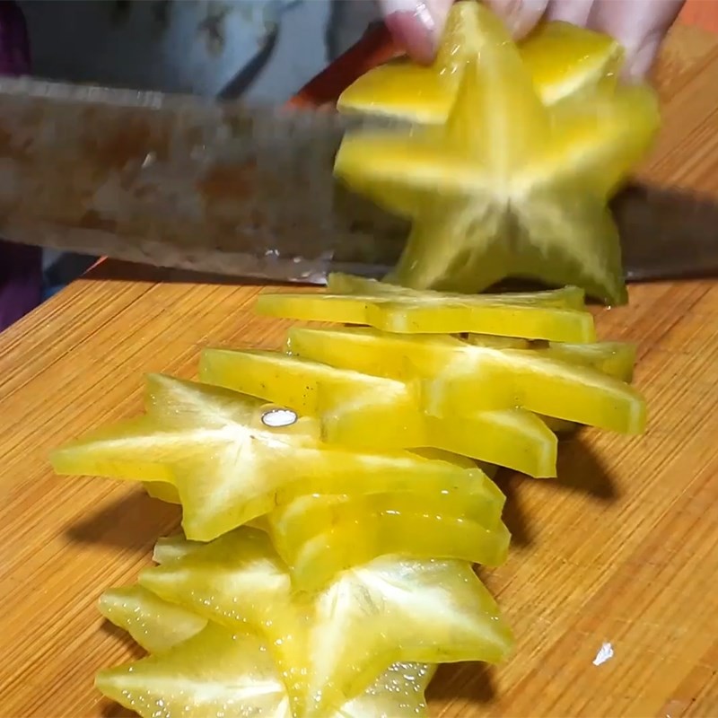 Cắt khế thành lát mỏng, chuẩn bị cho món canh chua cá chép