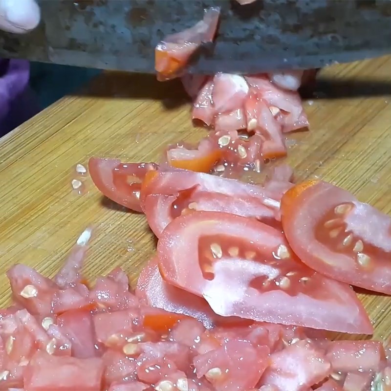 Cà chua được cắt hạt lựu, tạo màu sắc và vị chua cho canh