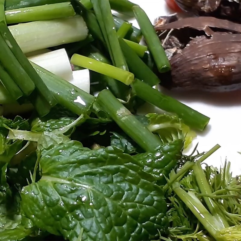 Rau thơm như hành lá, thì là, rau húng đã rửa sạch, cắt khúc