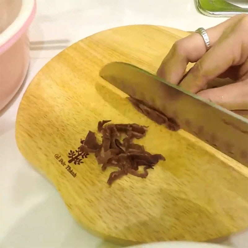 Hành lá và ngò rí cắt nhỏ