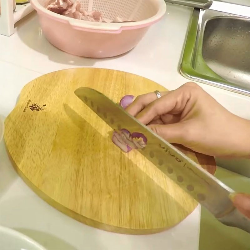 Hành tím băm nhỏ cho cháo sườn bột