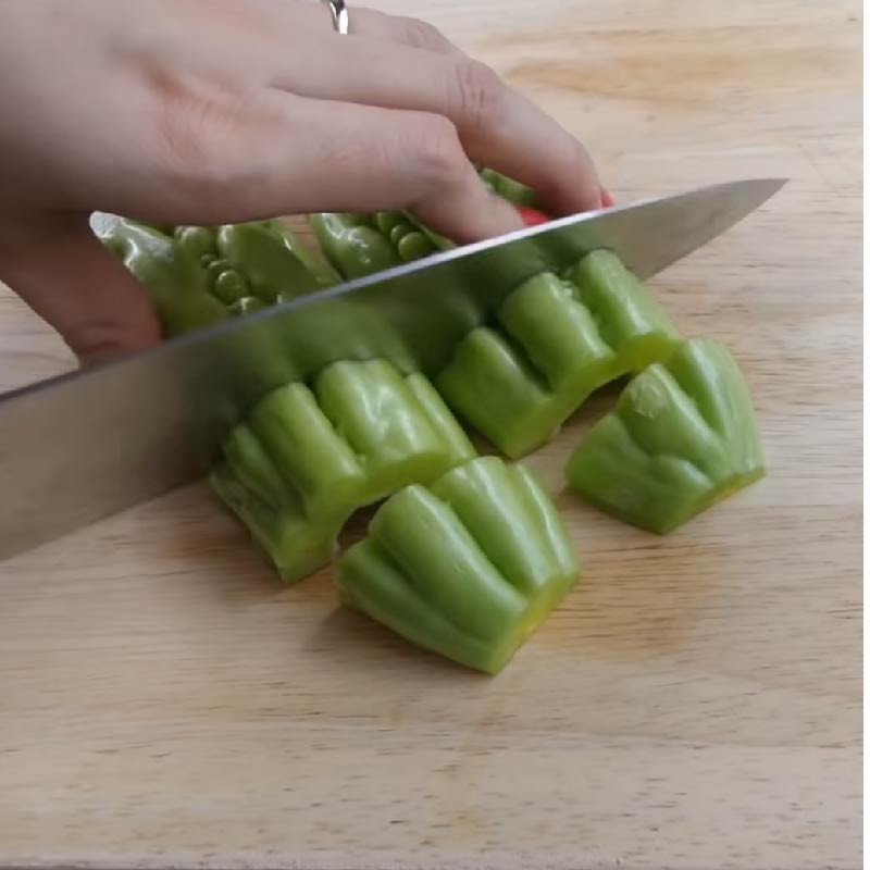 Rau thơm và gia vị phụ trợ cho món canh khổ qua thịt bò