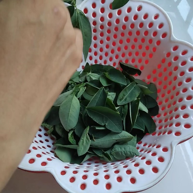 Bước 2 Sơ chế các nguyên liệu khác Canh trai nấu rau ngót