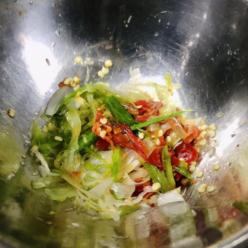 Hỗn hợp ớt và củ hành đã giã nhuyễn, sẵn sàng nấu canh cá me chua