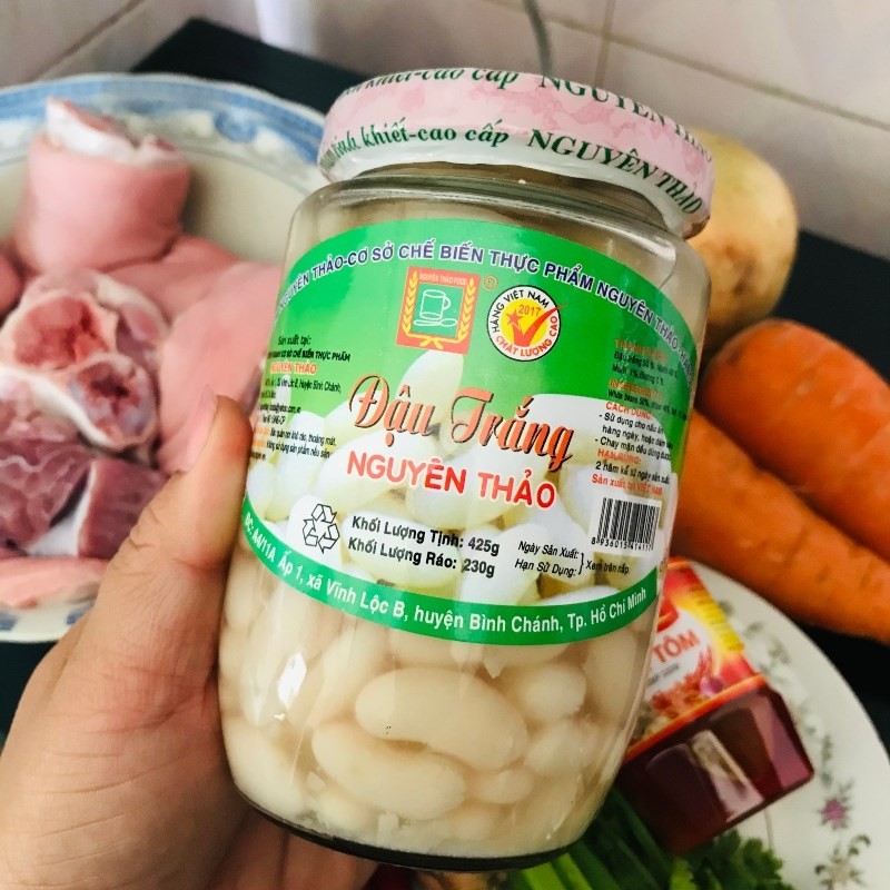 Cà rốt tươi được gọt vỏ, rửa sạch và cắt hạt lựu vừa ăn, chuẩn bị cho món lagu giò heo