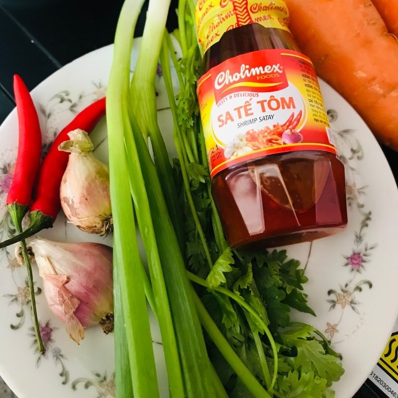 Đậu trắng đóng hộp được rửa sạch để loại bỏ nước ngâm và giảm độ nhớt trước khi nấu lagu giò heo