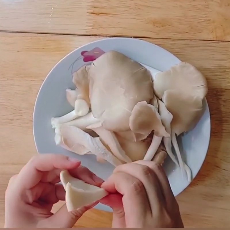 Nấm bào ngư đã xé nhỏ, sẵn sàng cho lẩu