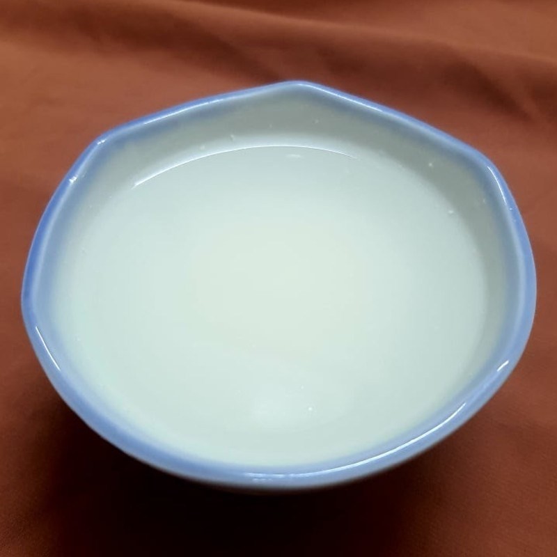 Lá lốt và tía tô tươi xanh, được rửa sạch và thái nhỏ để thêm vào bún ốc đậu