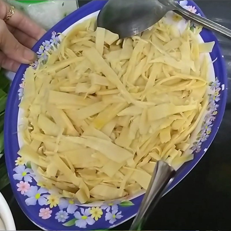 Sơ chế măng và trứng vịt cho món bún cua thối