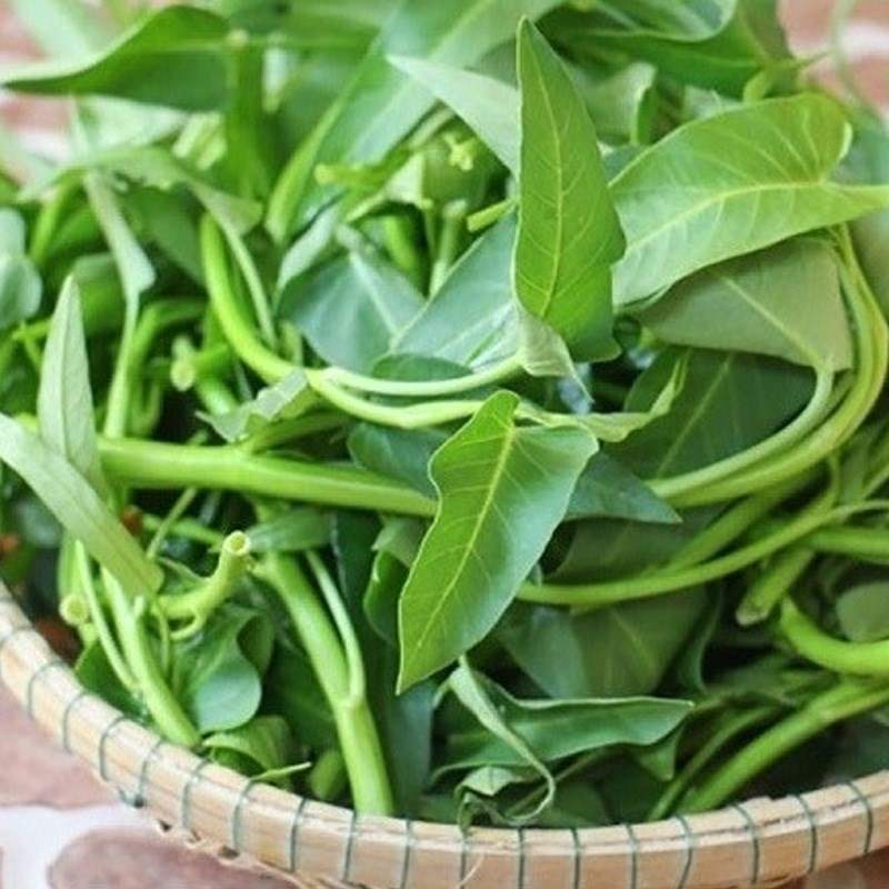 Sơ chế rau muống và lục bình cho món canh chua cá trê