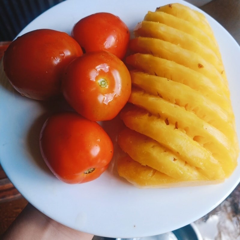 Cà chua được cắt múi cau để chuẩn bị kho cá ngừ
