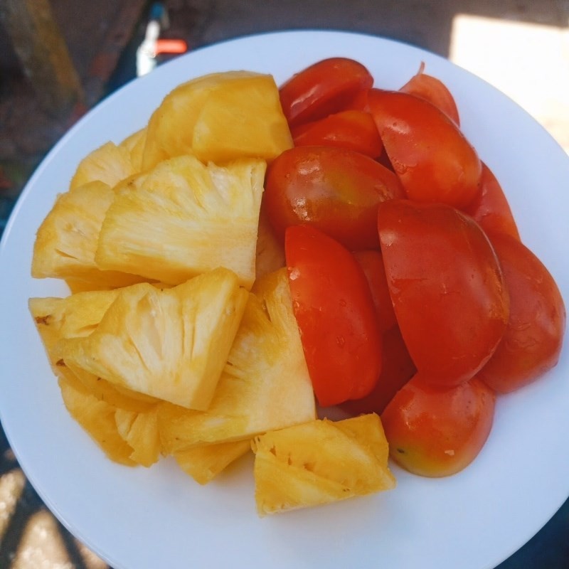 Thơm tươi được cắt miếng vừa ăn cho món kho
