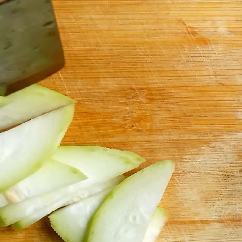 Các miếng bầu thái đều sẵn sàng cho món canh trai bầu