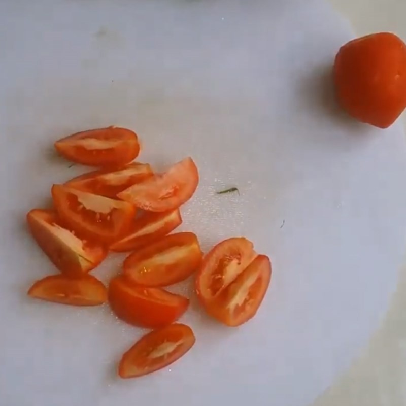 Hành tím băm nhuyễn và các nguyên liệu khác sẵn sàng cho canh trai bầu