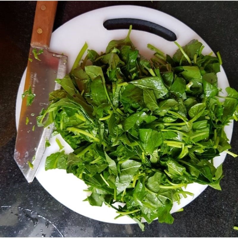 Mướp đã được gọt vỏ và cắt miếng vừa ăn, sẵn sàng cho cách nấu canh cua mồng tơi mướp