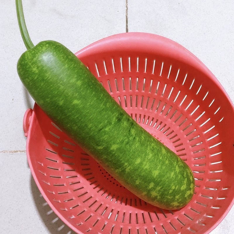 Bầu được gọt vỏ và cắt miếng vừa ăn để nấu canh trai