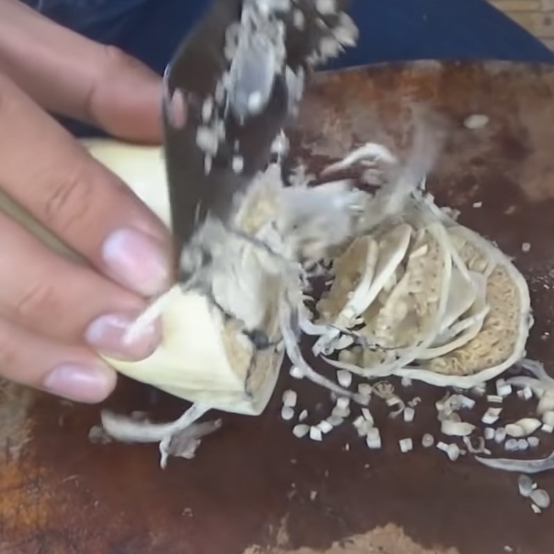 Sơ chế rau nhút và bắp chuối cho món lẩu cá chạch chua cay