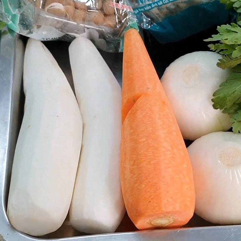 Cà rốt, củ cải và hành tây đã được sơ chế sạch sẽ