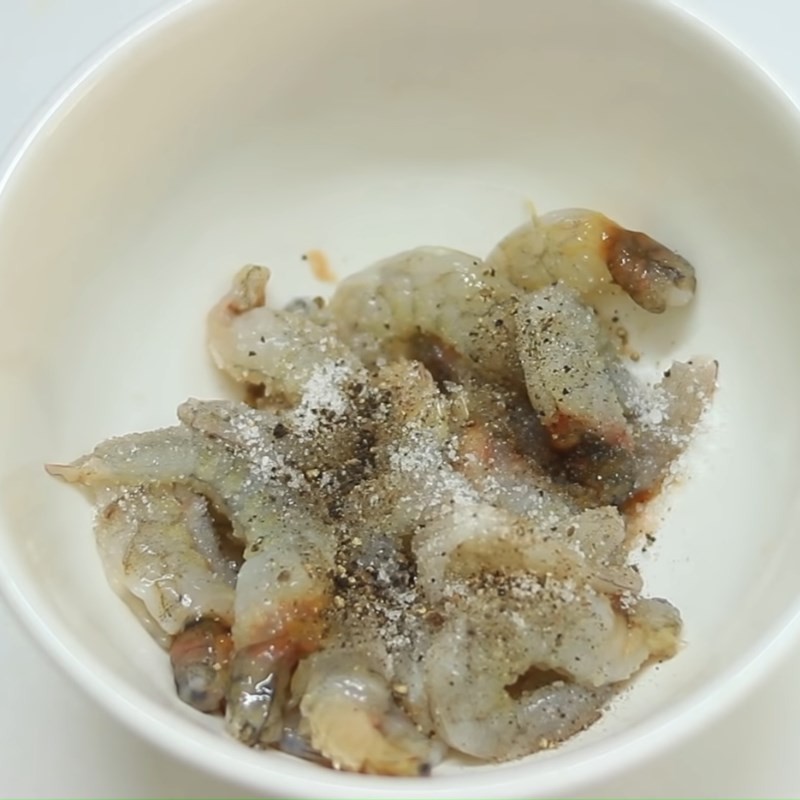 Sơ chế các nguyên liệu khác như xương heo, sắn, rau ăn kèm