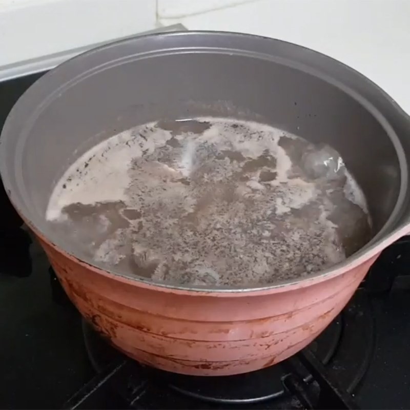Trụng thịt bò sơ qua nước sôi để loại bỏ tạp chất và làm nước canh trong hơn