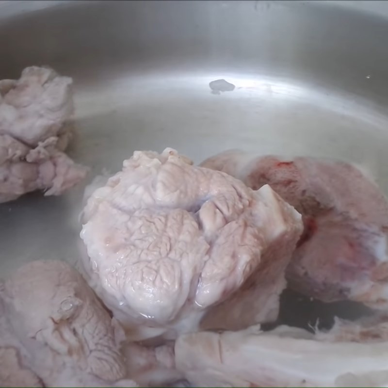 Sơ chế xương heo và ngải bún, nghệ cho nước dùng bún cá lóc miền Tây