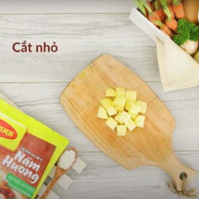 Hành tây thái hạt lựu trong quá trình chuẩn bị súp cà rốt
