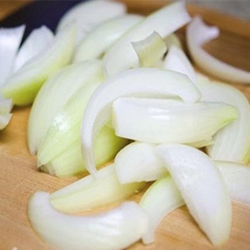 Sơ chế cần tàu, rửa sạch và cắt khúc vừa ăn cho món canh