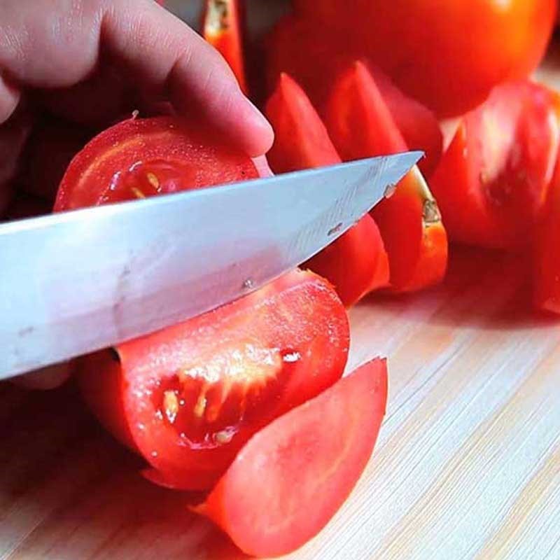 Sơ chế cà chua thái múi cau và đậu bắp cắt lát cho canh cá thác lác