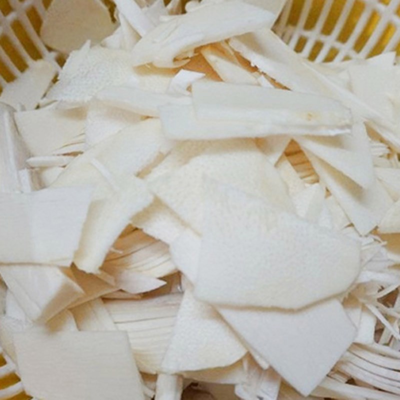 Sơ chế thì là, hành lá và ớt, thái nhỏ để chuẩn bị cho món canh
