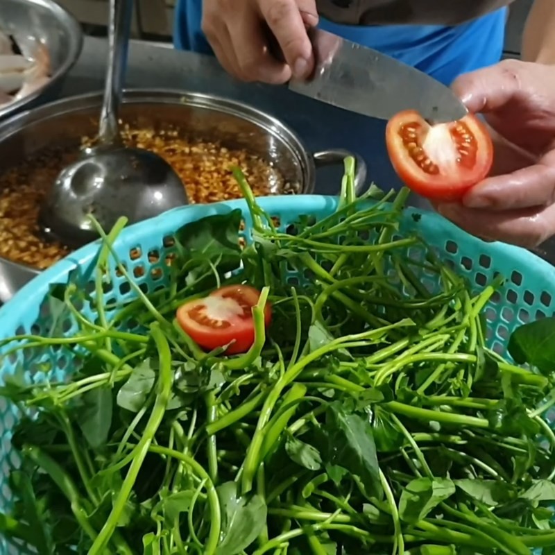 Cà chua được cắt múi cau, sẵn sàng cho món lẩu rau