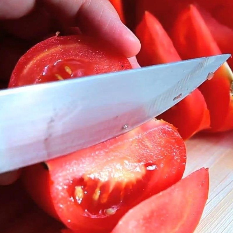Cà chua và cần tây được sơ chế cẩn thận, chuẩn bị cho món canh cá hồi nấu ngót