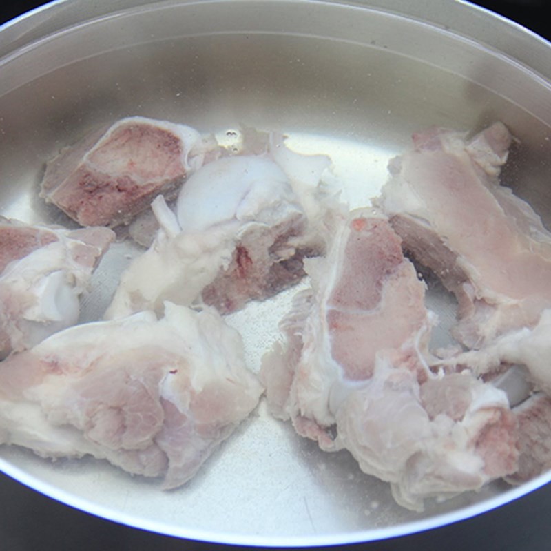 Cà chua tươi được chuẩn bị để xào nấu bún riêu cua bò