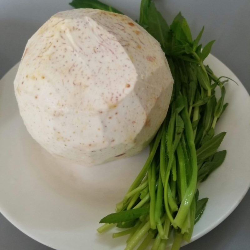 Khoai môn đã gọt vỏ, rửa sạch và cắt miếng vuông vức cho món canh đuôi heo