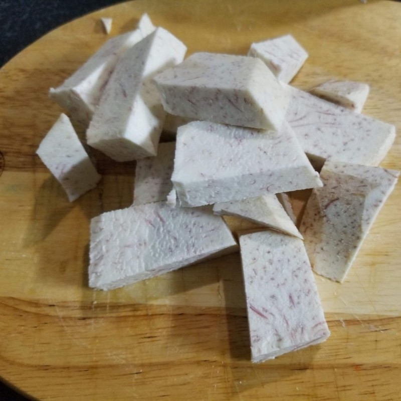 Tổng hợp các nguyên liệu đã sơ chế sẵn sàng để nấu canh đuôi heo hầm khoai môn
