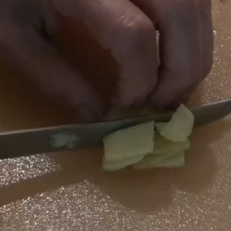 Nấm đông cô khô đang được ngâm nở, chuẩn bị cho món canh hải sâm