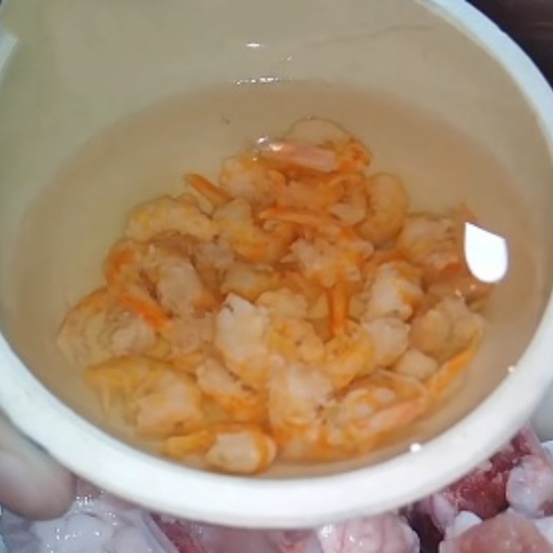 Sơ chế nấm rơm cho món hủ tiếu đuôi heo