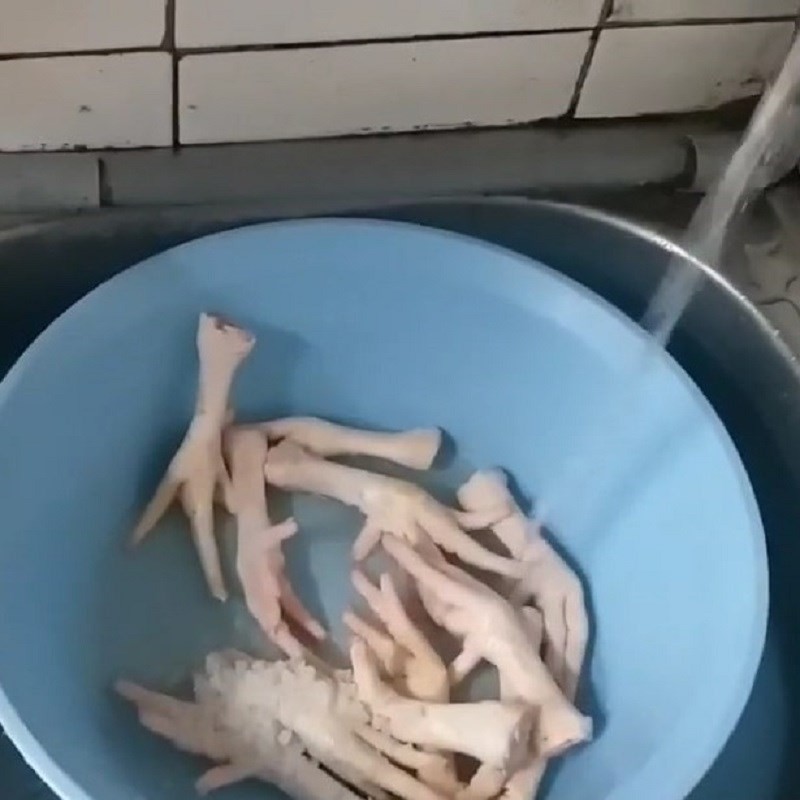 Sơ chế chân gà kỹ lưỡng cho món lẩu chân gà ớt hiểm