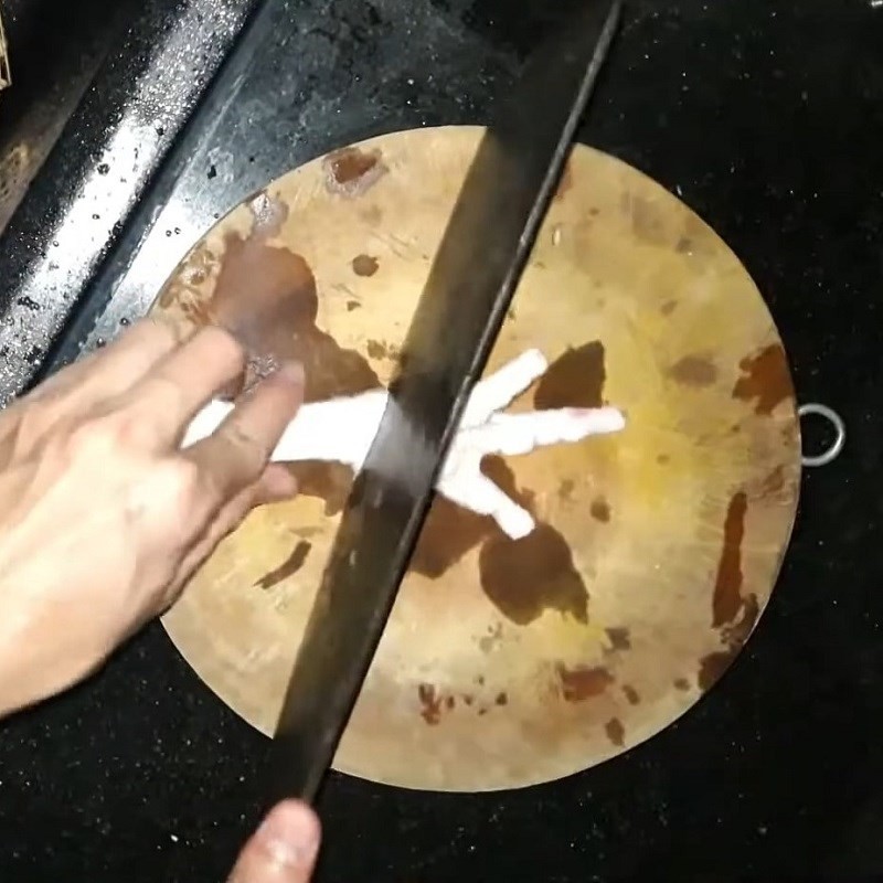 Sơ chế chân gà sạch sẽ cho món lẩu chân gà lá giang