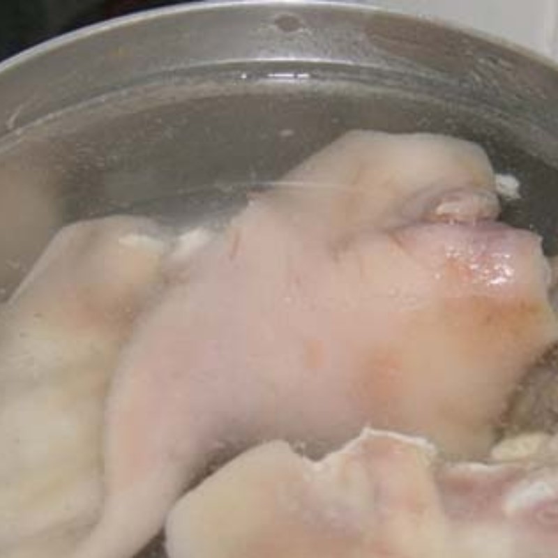 Chân giò và đuôi heo sau khi luộc sơ và rửa sạch