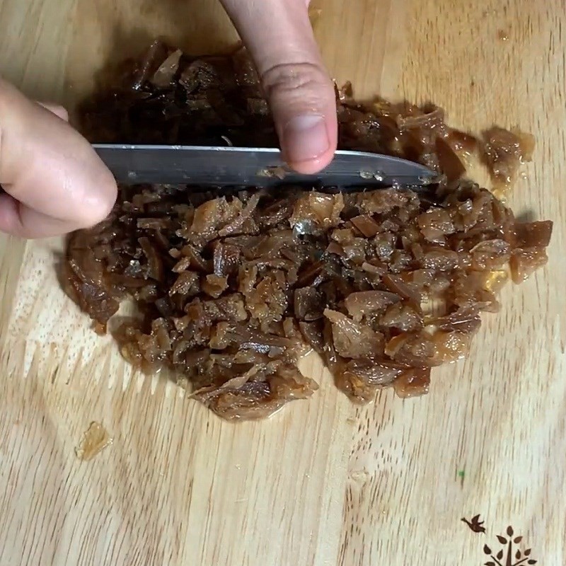 Chanh muối băm nhỏ, sẵn sàng ướp gà hấp muối