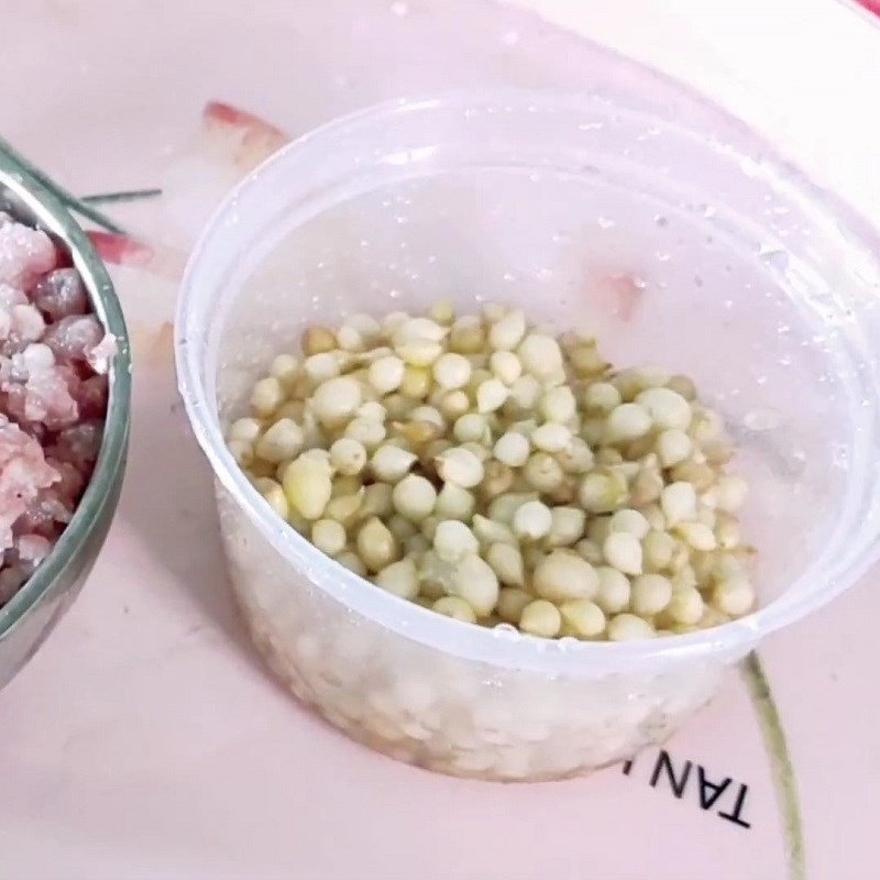 Sơ chế củ nén sạch sẽ trước khi áp dụng cách nấu cháo hành ngon