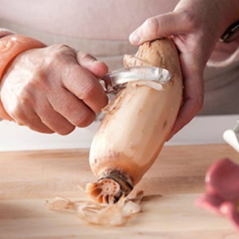 Củ sen tươi được thái lát đẹp mắt, chuẩn bị nấu canh táo đỏ