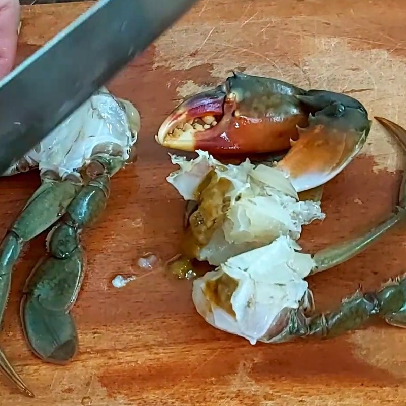 Cắt thân cua biển thành các phần vừa ăn để dễ chế biến canh