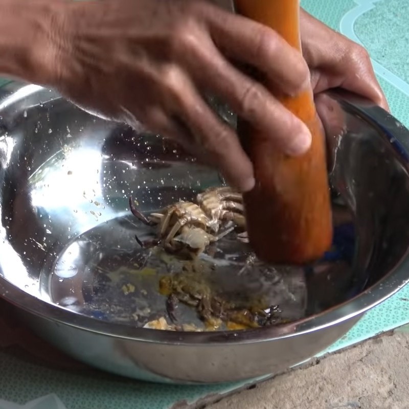 Giã nhuyễn thịt cua đồng để lấy nước cốt nấu lẩu cháo