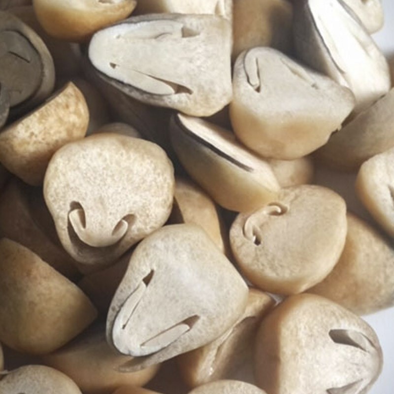 Nấm rơm tươi ngon đã sơ chế chuẩn bị nấu lẩu cháo cua đồng